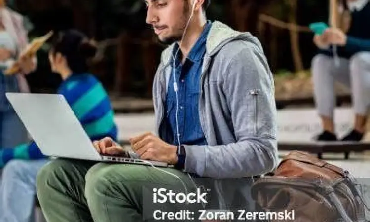 Mahasiswa mengakses portal simkuliah melalui laptop