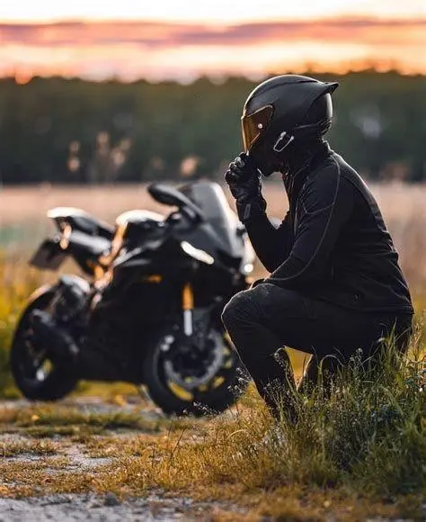 Rider Pap Ninja Style Seorang rider berpose dengan balaclava di depan motor