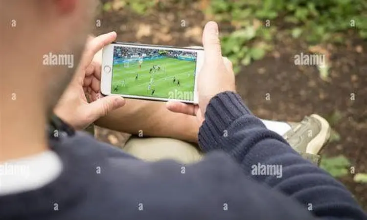 Menonton pertandingan bola di aplikasi streaming