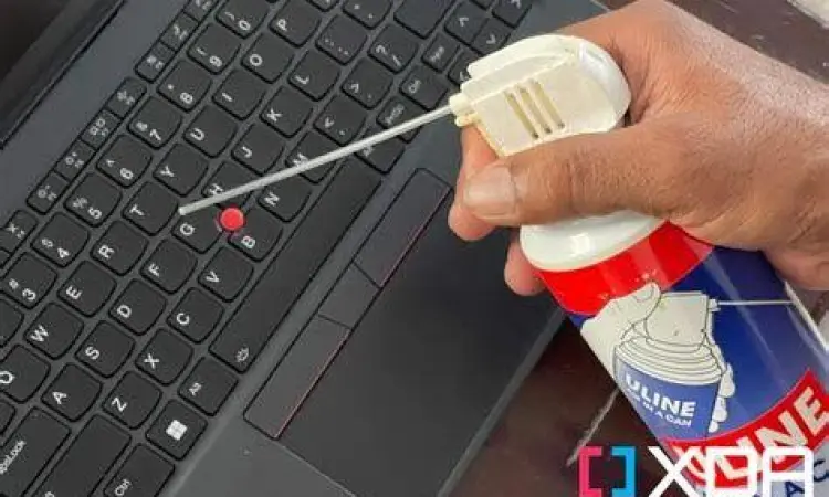 Pembersihan Keyboard Membersihkan keyboard laptop dengan udara bertekanan