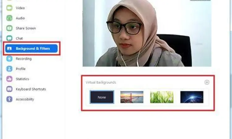 Contoh penggunaan virtual background di aplikasi Zoom