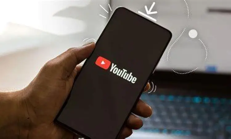 Pengguna smartphone sedang mengunduh video