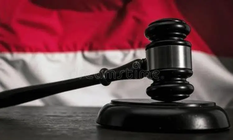 Hukum dan Regulasi ITE Gavel hukum sebagai simbol regulasi UU ITE
