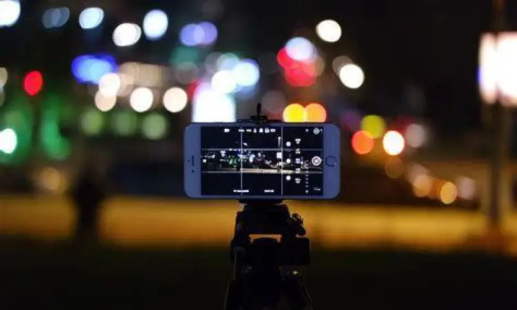 Fotografi Malam Hari Memotret malam hari dengan aplikasi kamera dan tripod