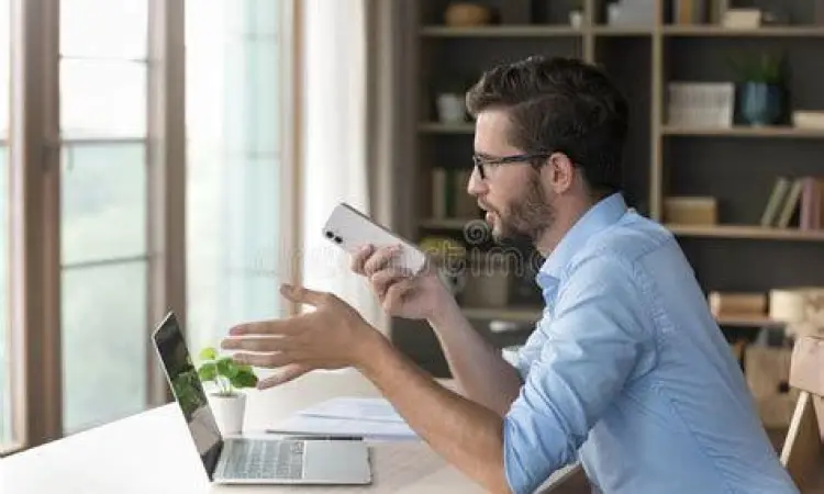 Kerja Freelance via Mobile Seseorang bekerja secara freelance menggunakan ponsel pintar