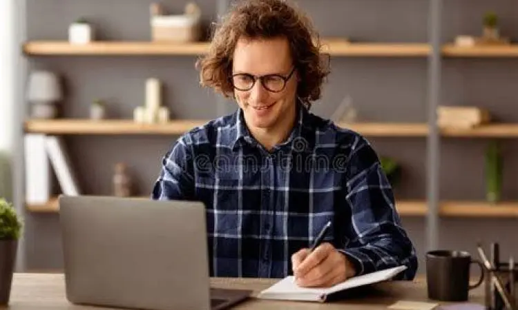 Seseorang sedang bekerja menggunakan aplikasi word di laptop