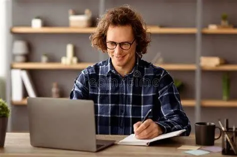 Produktivitas dengan Aplikasi Word Seseorang sedang bekerja menggunakan aplikasi word di laptop