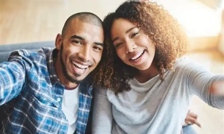 Seseorang mengambil foto untuk profil aplikasi kencan