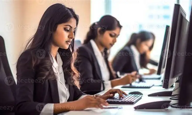 Aplikasi Perkantoran dalam Penggunaan Profesional Profesional menggunakan aplikasi perkantoran di laptop