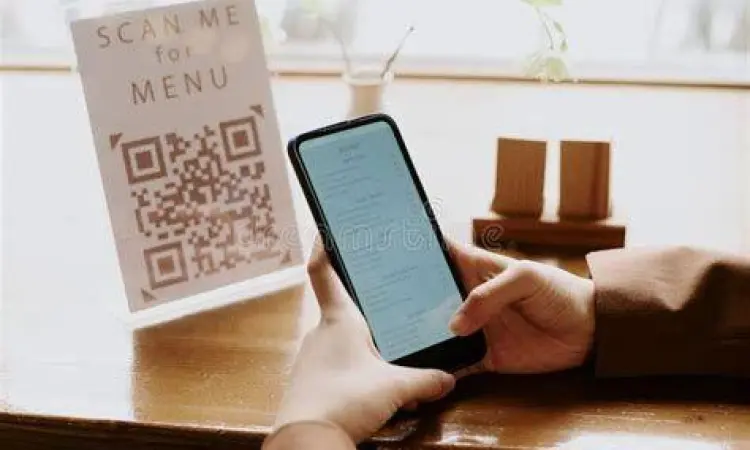 Seseorang memindai menu restoran digital