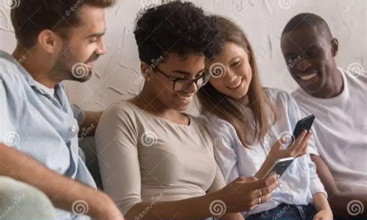 Interaksi Sosial Digital Kelompok orang berinteraksi melalui aplikasi sosial