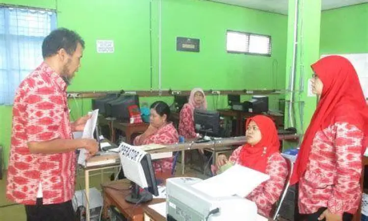 Operator sekolah sedang melakukan sinkronisasi data Dapodik
