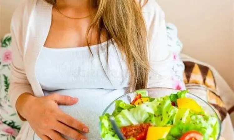 Nutrisi Ibu Hamil Ibu hamil mengonsumsi makanan sehat sesuai panduan aplikasi