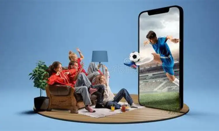 Nonton Bola Bersama Teman Sekelompok teman menonton bola di ponsel