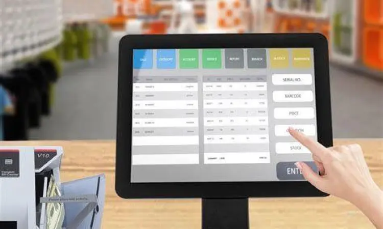 Kasir ritel menggunakan aplikasi POS di tablet