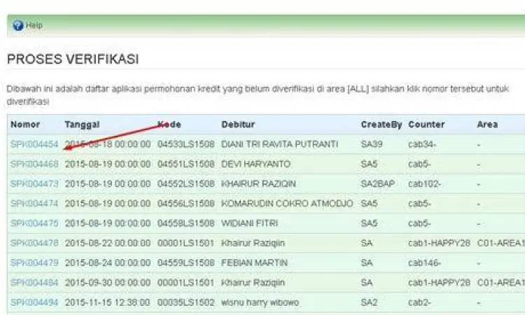 Verifikasi Kredit HP Petugas leasing melakukan verifikasi data nasabah