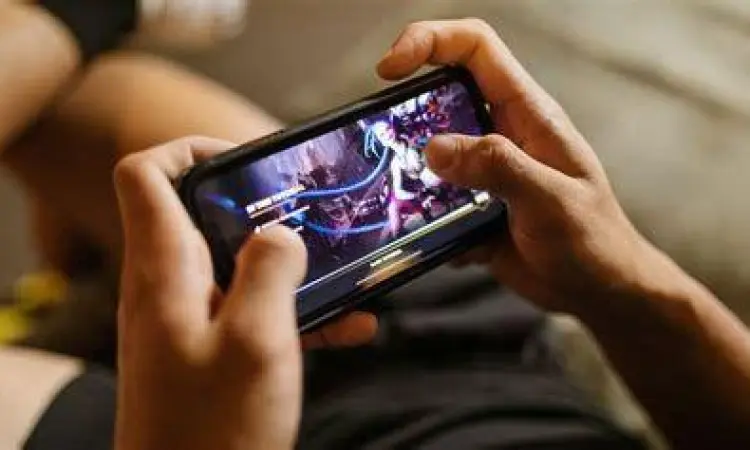 Bermain Game Offline di Perjalanan Seseorang bermain game offline di smartphone saat di pesawat