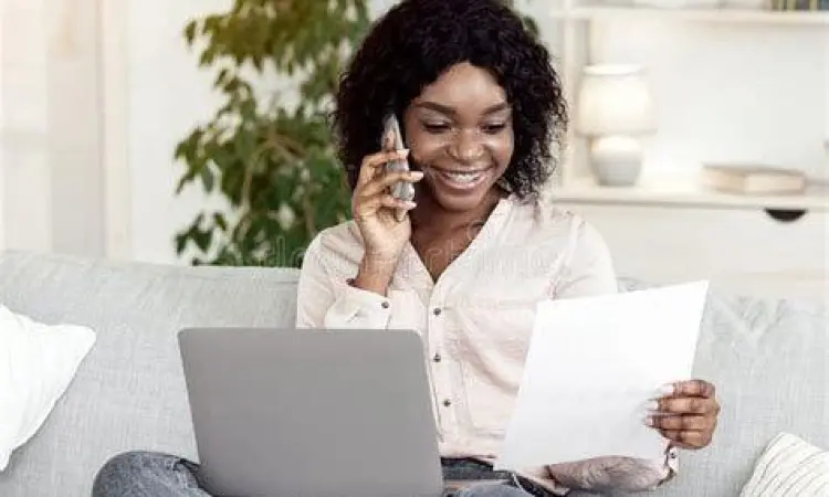 Seseorang sedang bekerja menggunakan smartphone dan laptop secara produktif