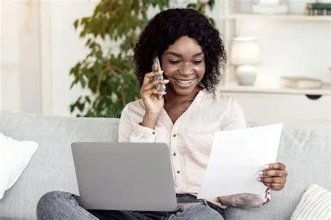 Produktivitas Digital Seseorang sedang bekerja menggunakan smartphone dan laptop secara produktif