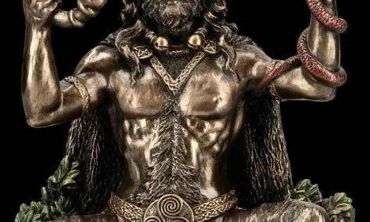 Patung dewa bertanduk dari peradaban kuno