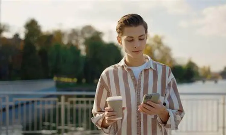 Seseorang menggunakan aplikasi jalan kaki di taman