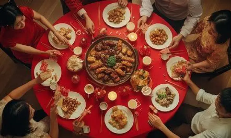 Keluarga besar berkumpul di meja makan untuk merayakan reuni