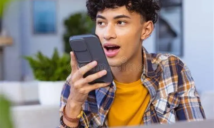 Seseorang bekerja menggunakan smartphone untuk mencari uang