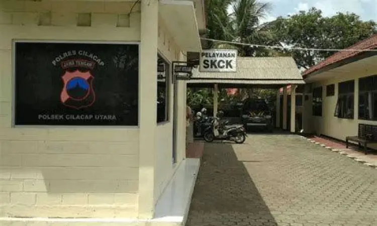 Petugas kepolisian melayani pengambilan fisik SKCK online