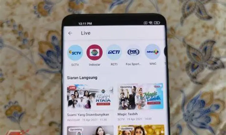 Menonton siaran televisi di smartphone Android