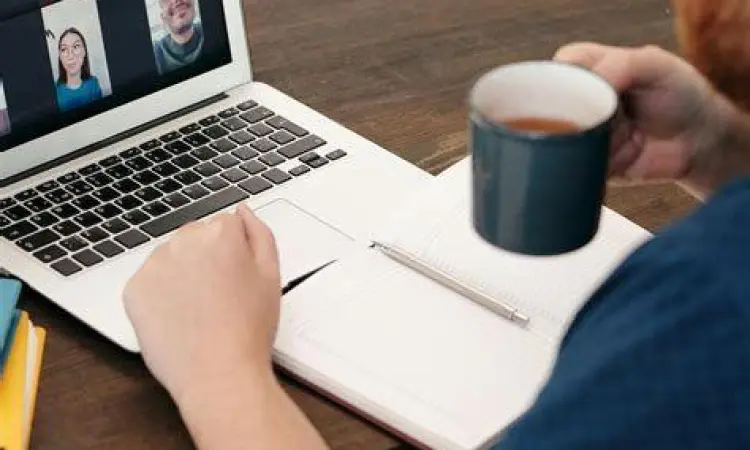 Aktivitas Rapat Online Seseorang sedang melakukan rapat online dengan aplikasi video call