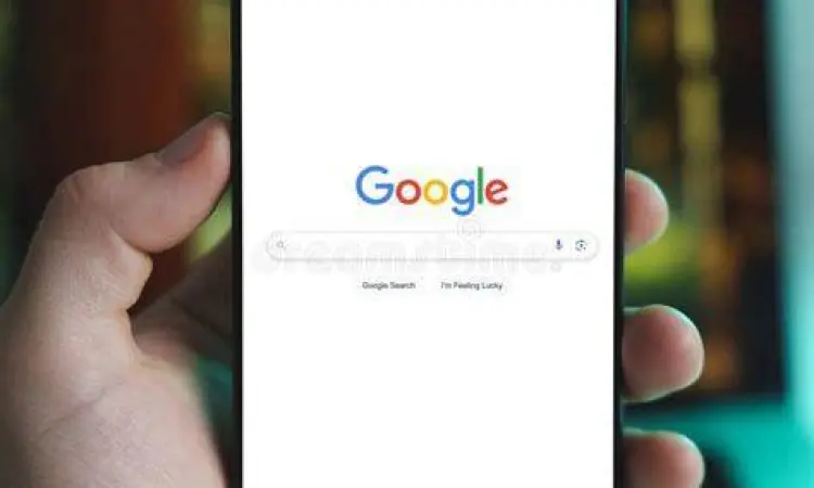 Mobile Internet Search Seseorang mencari informasi di internet menggunakan smartphone