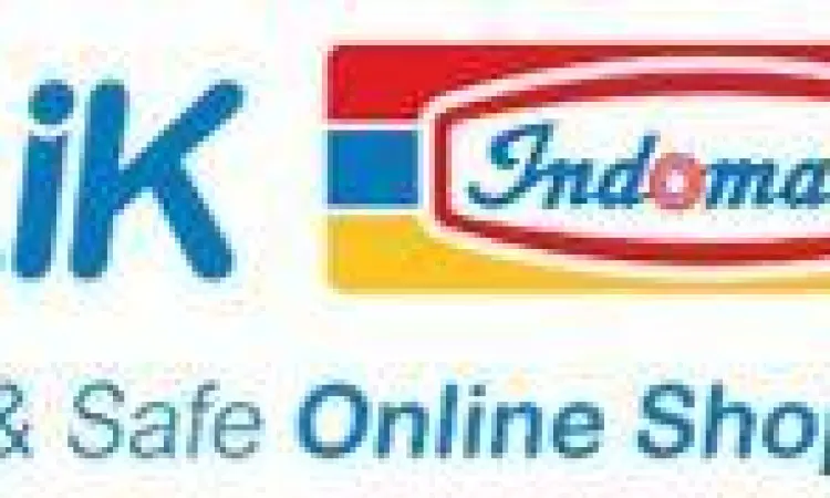 Kurir Klik Indomaret mengantar barang belanjaan