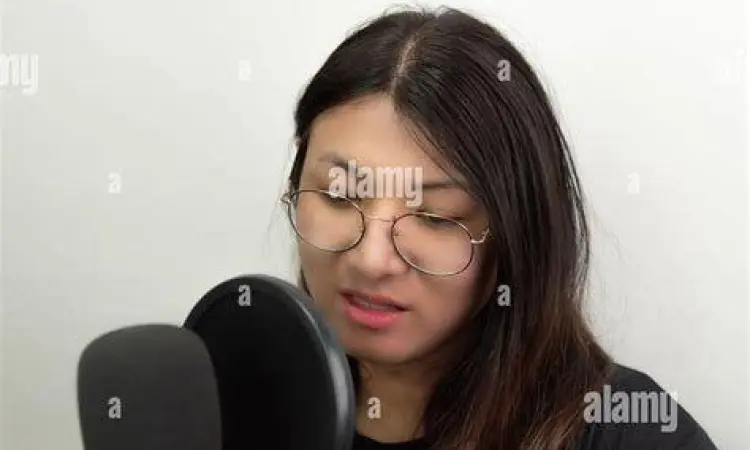 Seseorang sedang bernyanyi dengan earphone kabel