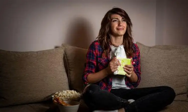 Pengalaman Nonton Mobile Seseorang menonton drama China di smartphone dengan nyaman