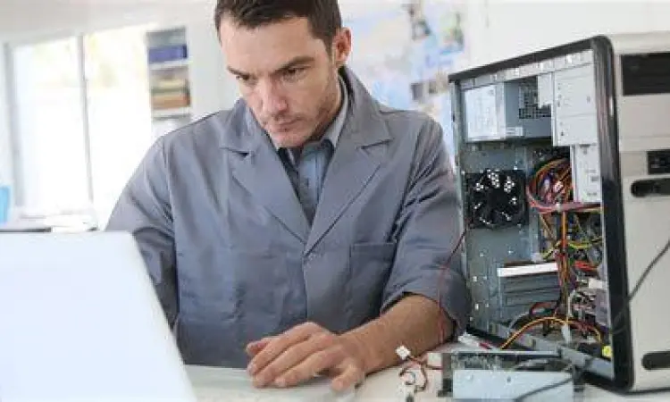 Diagnosa Profesional Hardware Teknisi sedang melakukan diagnosa laptop