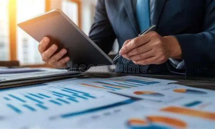 Pemilik bisnis menganalisis laporan keuangan digital