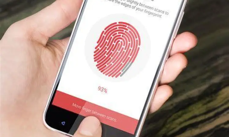 Proses Pemindaian Jari Pengguna sedang memindai sidik jari di ponsel