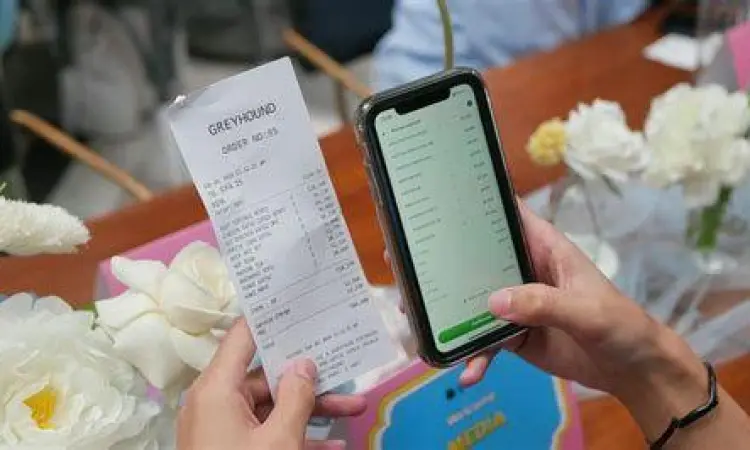 Teman-teman sedang membayar patungan di restoran