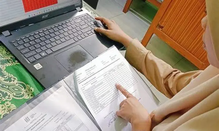 Proses Input Nilai Digital Guru sedang melakukan input nilai di aplikasi