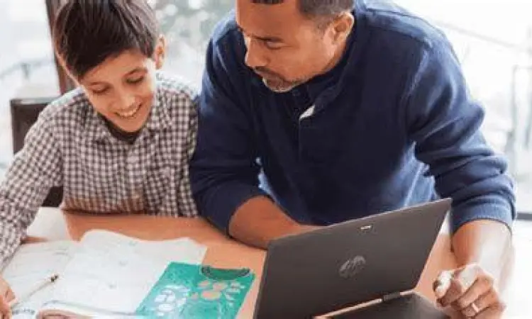 Digital Learning Workspace Siswa melakukan studi mandiri menggunakan kombinasi laptop dan ponsel