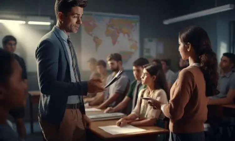 Monitoring Ujian Digital Guru memonitor jalannya ujian digital di lab komputer