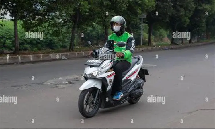 Mitra Pengemudi Gojek Mitra pengemudi Gojek aplikasi sedang melayani pelanggan