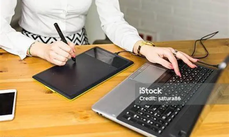 Proses kreatif menggunakan aplikasi desain di tablet