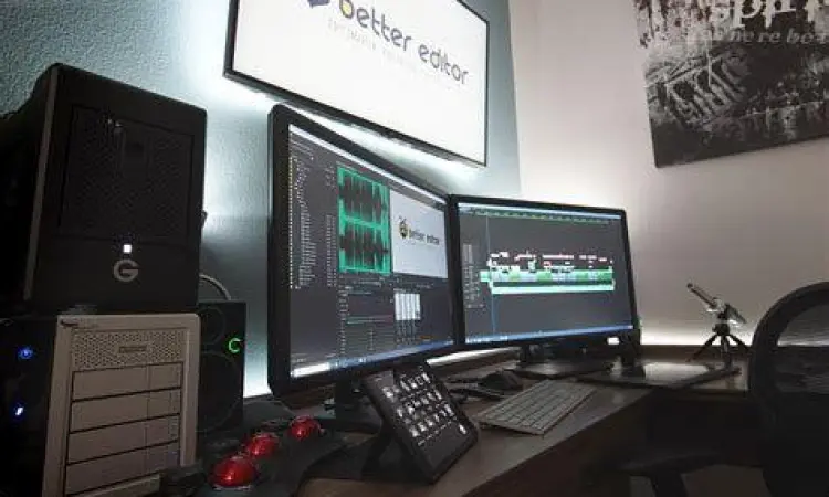 Professional Editing Setup Setup PC editing dengan dua monitor untuk produktivitas