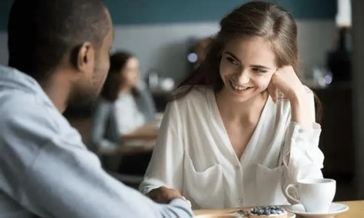 Pertemuan pertama pasangan dari aplikasi jodoh