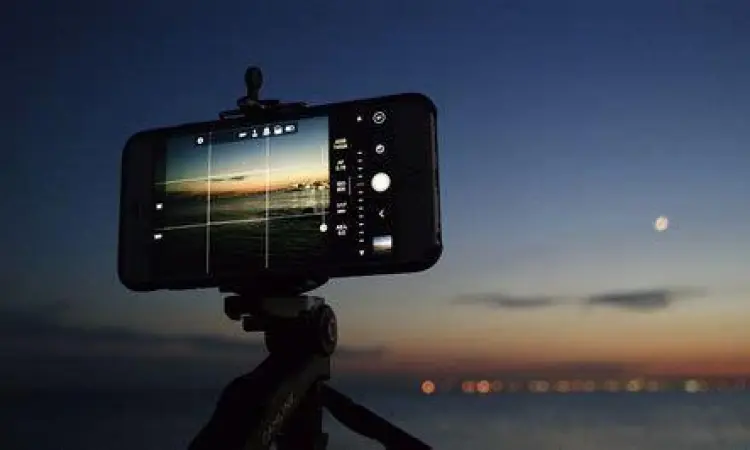 Penggunaan tripod untuk fotografi malam dengan smartphone