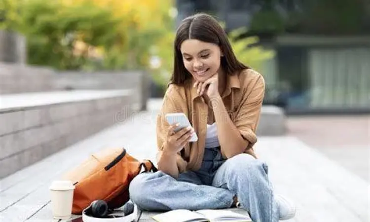 Siswa belajar menggunakan aplikasi edukasi digital