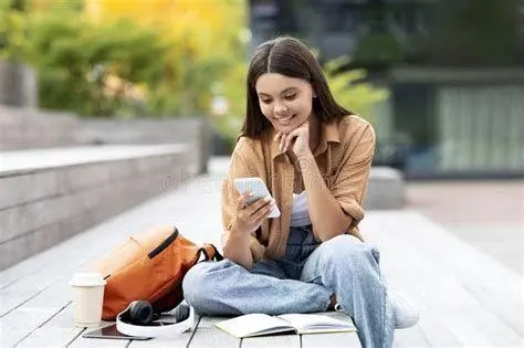 Siswa Belajar Digital Siswa belajar menggunakan aplikasi edukasi digital