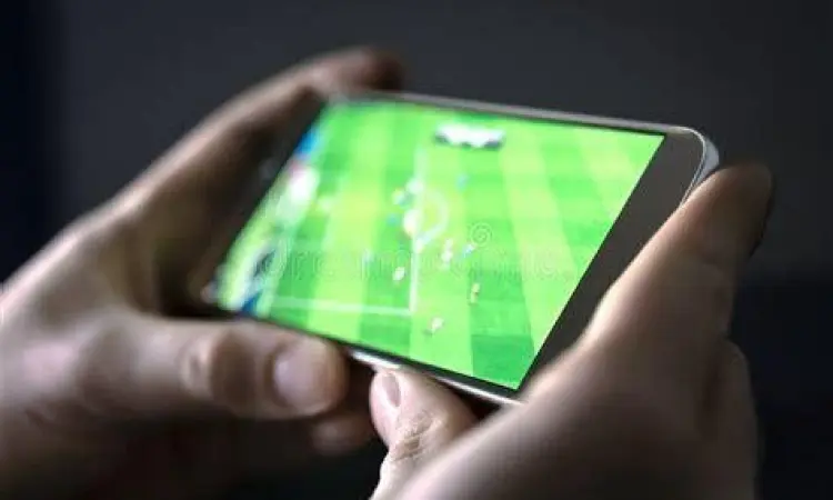 Menonton pertandingan olahraga di aplikasi live tv