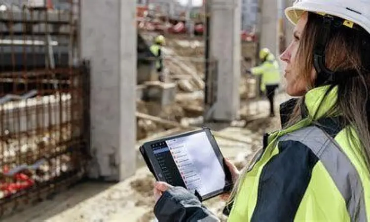 Manajer Lapangan Digital Manajer lapangan menggunakan software konstruksi